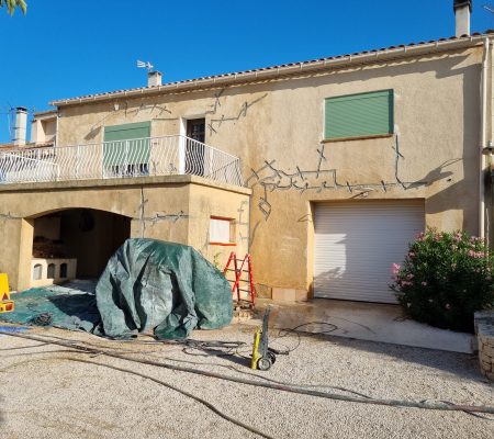 Rénovation de façade imitation pierre à Puyloubier (13) Bouches du Rhône encadrement avant