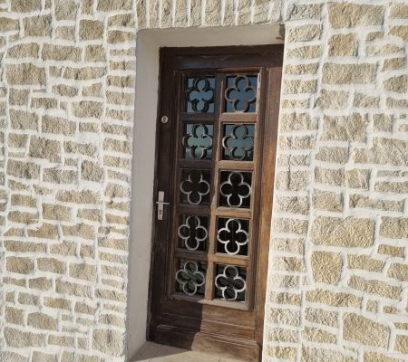 Rénovation de façade imitation pierre à Puyloubier (13) Bouches du Rhône encadrement